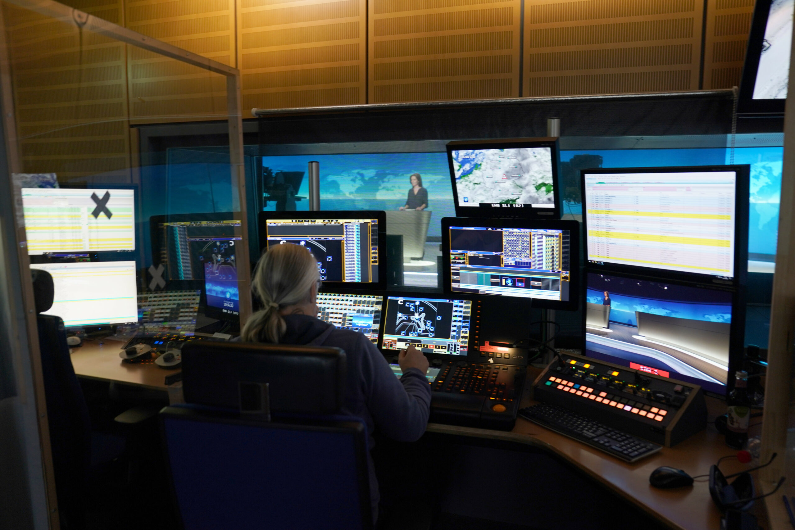 Blick aus dem Regieraum ins Studio der „Tagesschau“.