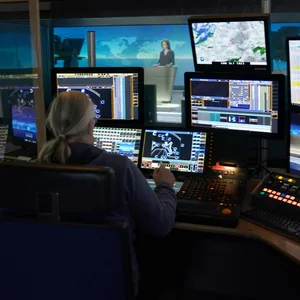 Blick aus dem Regieraum ins Studio der „Tagesschau“.
