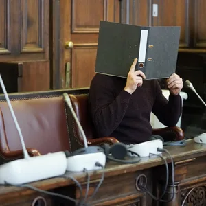 Der Angeklagte (hier bei seinem ersten Prozess) kommt in die Psychiatrie.
