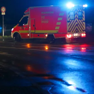 Symbolbild Krankenwagen der Feuerwehr mit Blaulicht