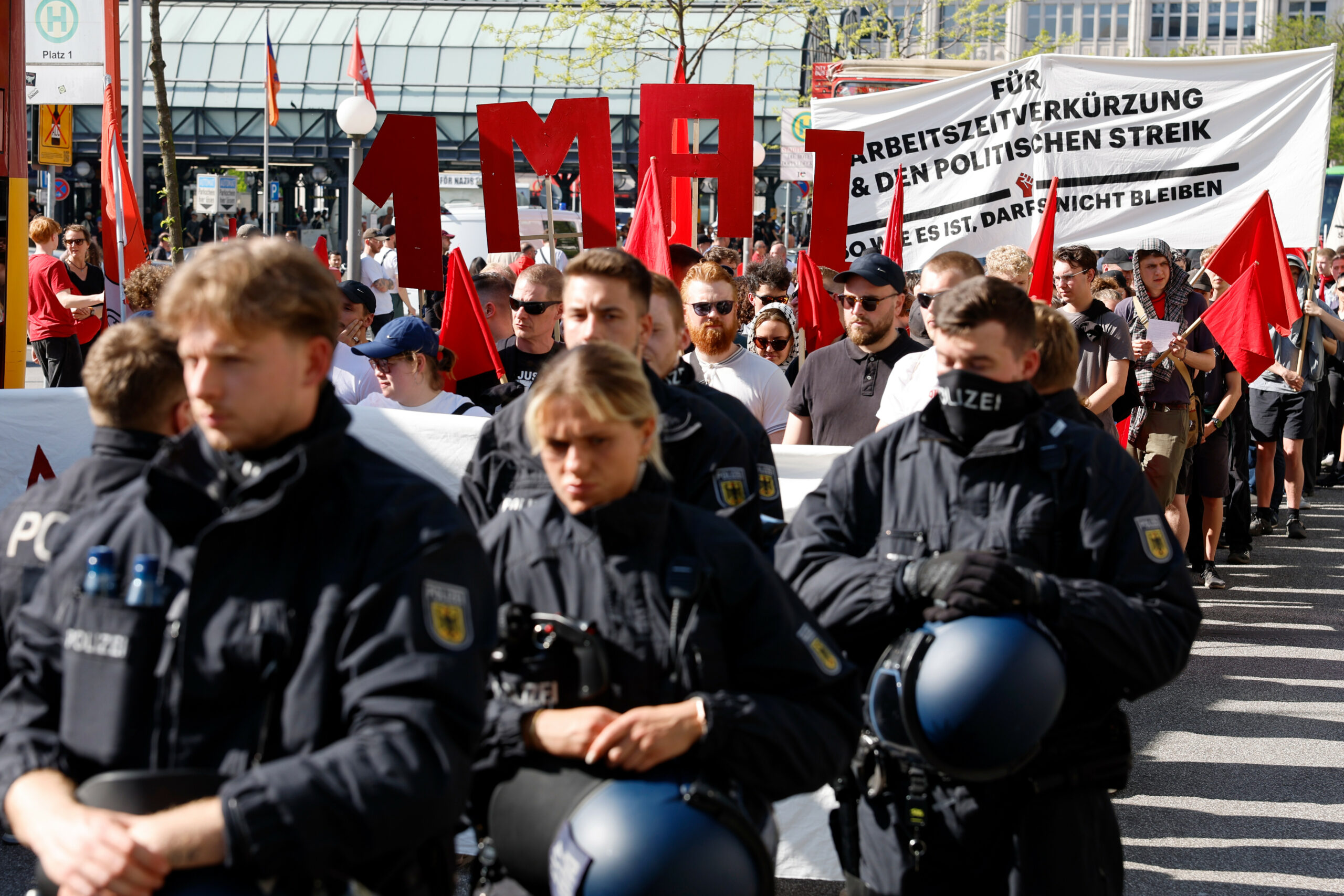 Die Veranstalter rechnen erneut mit Tausenden Teilnehmern bei den Demos zum 1. Mai (Archivbild aus dem Jahr 2024).