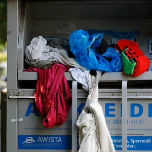 Ein überfüllter Container für Altkleider.