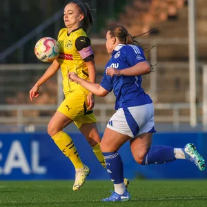 Dortmunds Marie Grothe im Duell mit Schalkes Michelle Biskup