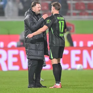 Ralph Hasenhüttl unterhält sich mit Kevin Behrens