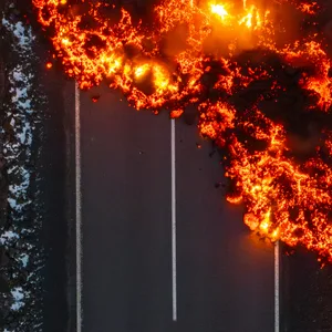 Lava fließt über eine Straße. Auf Island sprudelt wieder glutrote Lava aus der Erde.