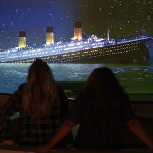Besucherinnen vor der untergehenden Titanic