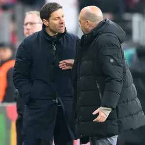 Xabi Alonso und Fernando Carro scheinen nicht einer Meinung zu sein