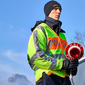 Polizist bei Kontrolle