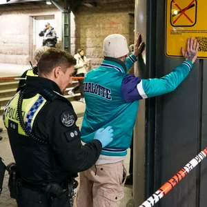 Die Bundes- und Landespolizei bei einer Waffenverbots-Kontrolle am Hamburger Hauptbahnhof.