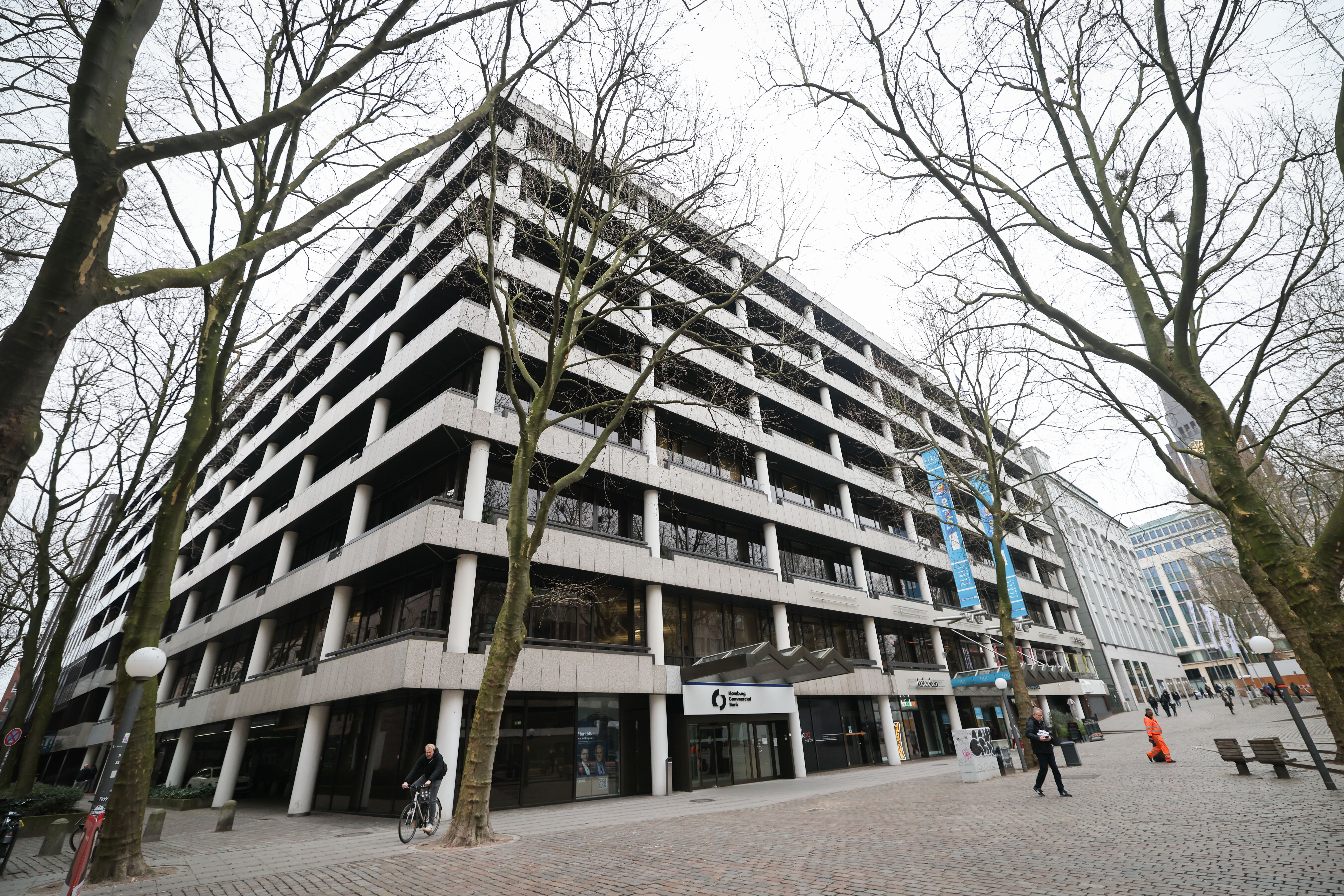 Graues Bürogebäude