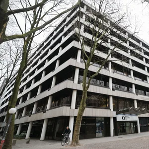 Graues Bürogebäude