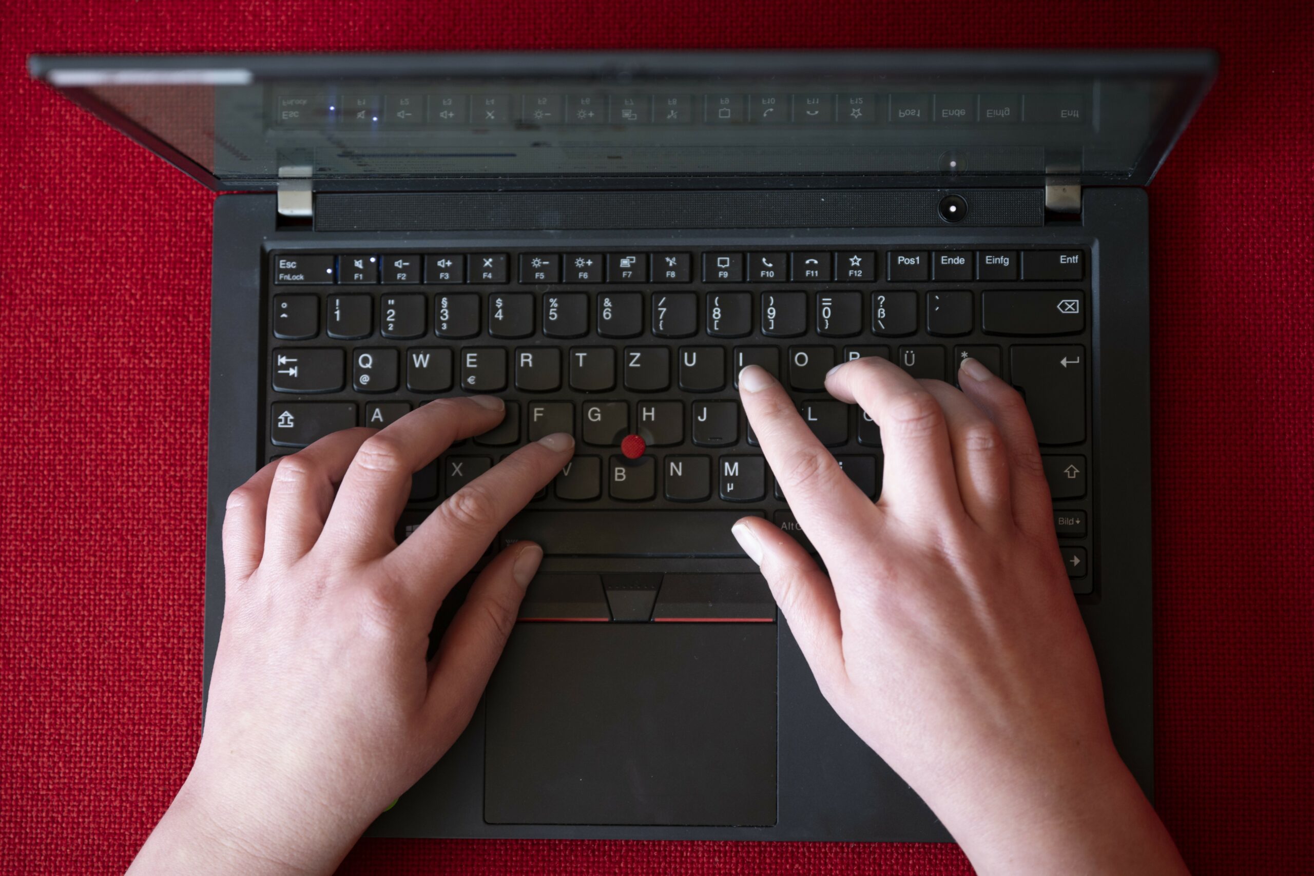 Person nutzt einen Laptop