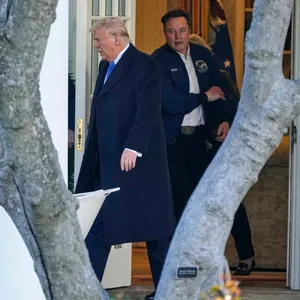 US-Präsident Donald Trump und Elon Musk verlassen das Weiße Haus (Archivbild).
