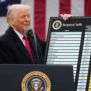 Sichtlich gut gelaunt präsentiert US-Präsident Donald Trump eine Liste von geplanten Zöllen, die die Weltwirtschaft nachhaltig durcheinander bringen könnten.