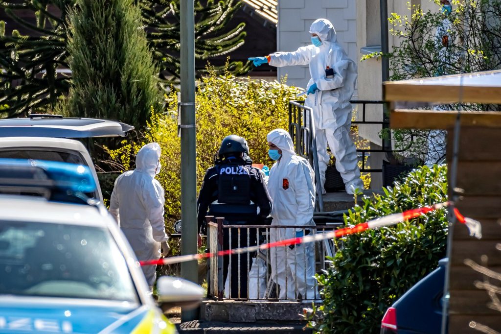 Die Polizei fahndet mit Hochdruck nach dem Tatverdächtigen, der eine dreiköpfige Familie in Weitefeld im Westerwald getötet haben soll.