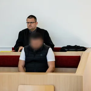 Angeklagter beim Gerichtsprozess