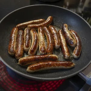 Eine Pfanne mit Rostbratwürsten.