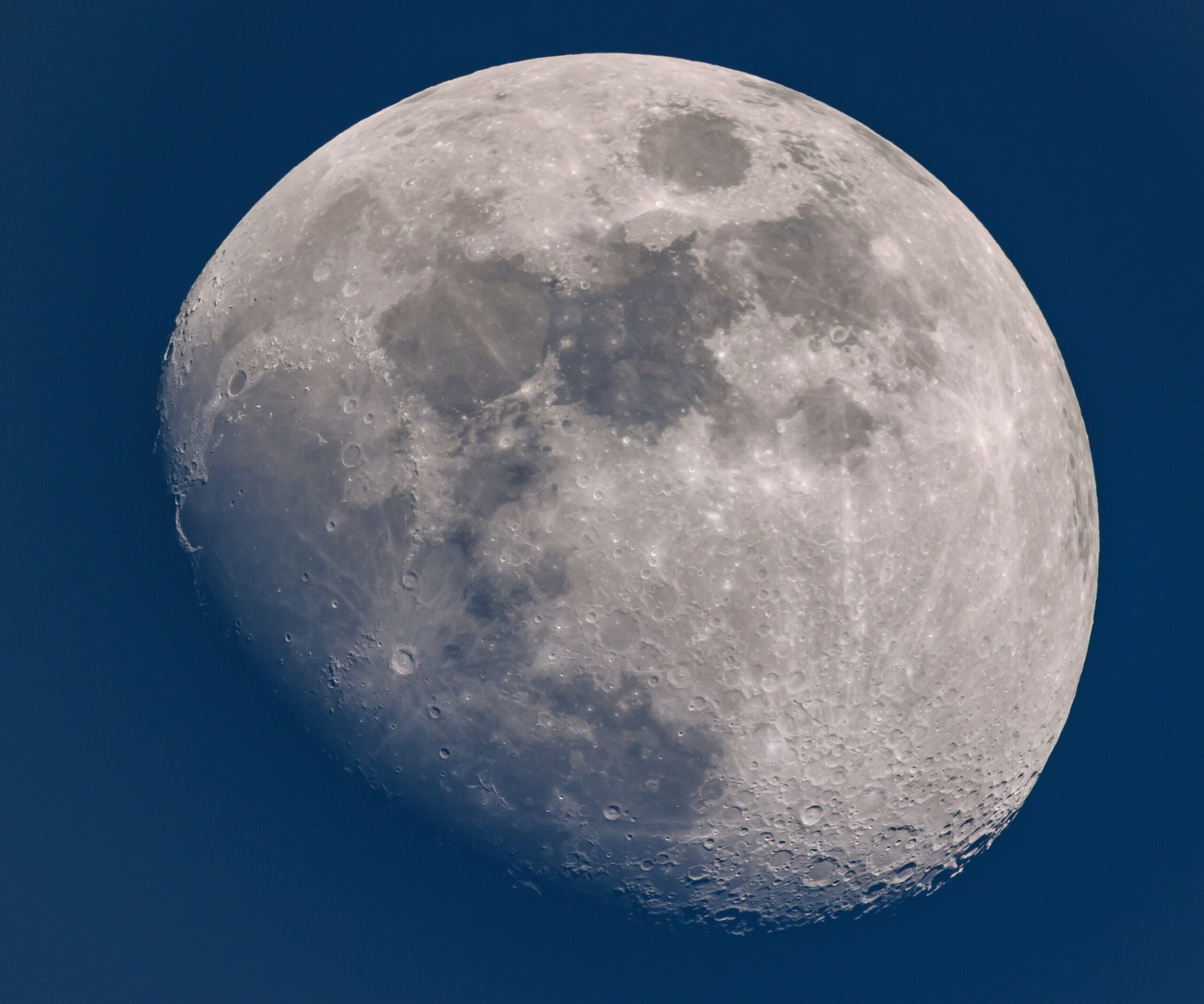 Der Mond ist am Himmel über Deutschland zu sehen.