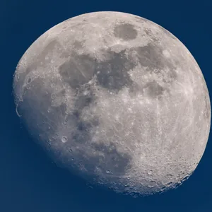 Der Mond ist am Himmel über Deutschland zu sehen.