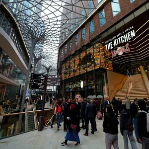 Besucher im neuen XXL-Einkaufszentrum Westfield Hamburg-Überseequartier (Archivbild).