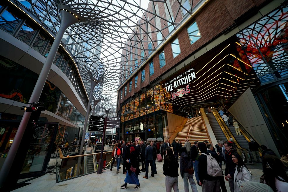 Besucher im neuen XXL-Einkaufszentrum Westfield Hamburg-Überseequartier (Archivbild).