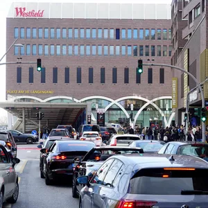 Stau vorm Westfield: Am ersten Samstag strömten die Besucher in das Center, wie hier am Eröffnungstag (Dienstag).