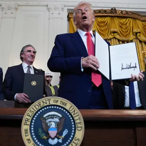 Trump unterzeichnet Anordnung im Weißen Haus.