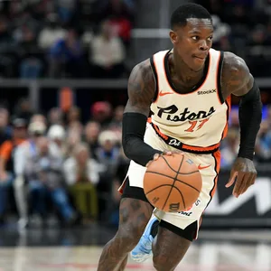 Dennis Schröder dribbelt mit dem Ball an der Hand
