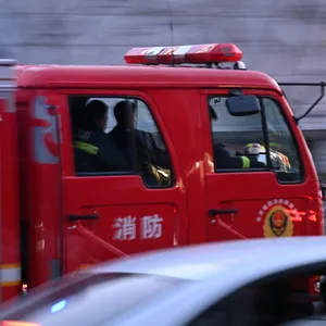 Einsatzkräfte in einem Feurwehrwagen.