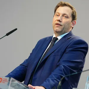 Friedrich Merz (l), Unions-Kanzlerkandidat und CDU-Bundesvorsitzender, und Lars Klingbeil, SPD-Fraktions- und Bundesvorsitzender, bei der Pressekonferenz zu dem fertigen Koalitionsvertrag.