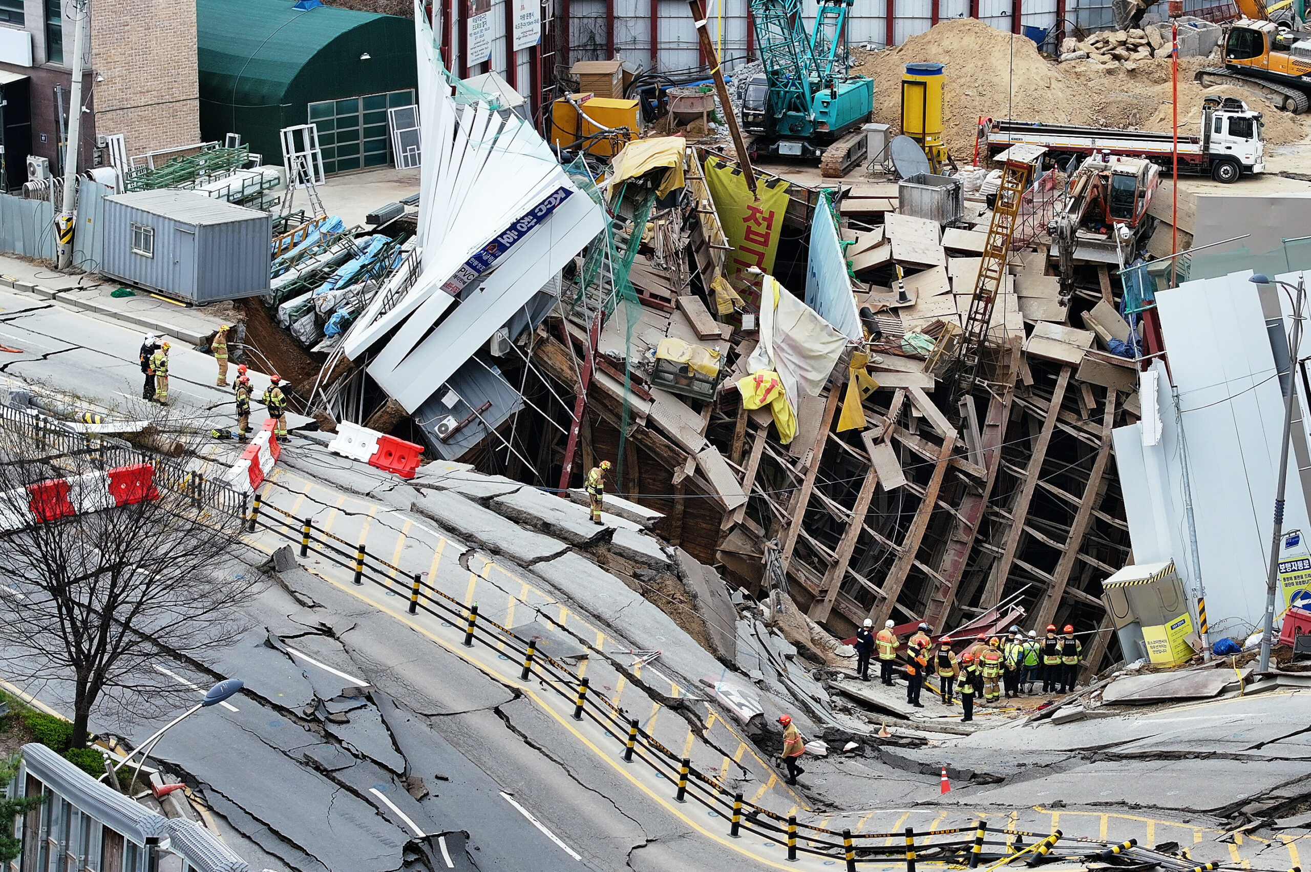 Rettungskräfte stehen vor den Trümmern des eingestürzten U-Bahntunnels