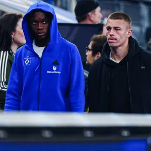Aboubaka Soumahoro und Miro Muheim in ziviler Kleidung im Volksparkstadion
