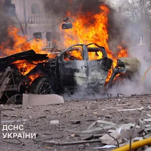Feuerwehrleute löschen Feuer nach einem russischen Raketenangriff auf die Stadt Sumy, bei dem mehrere Zivilisten getötet wurden (Archivbild).