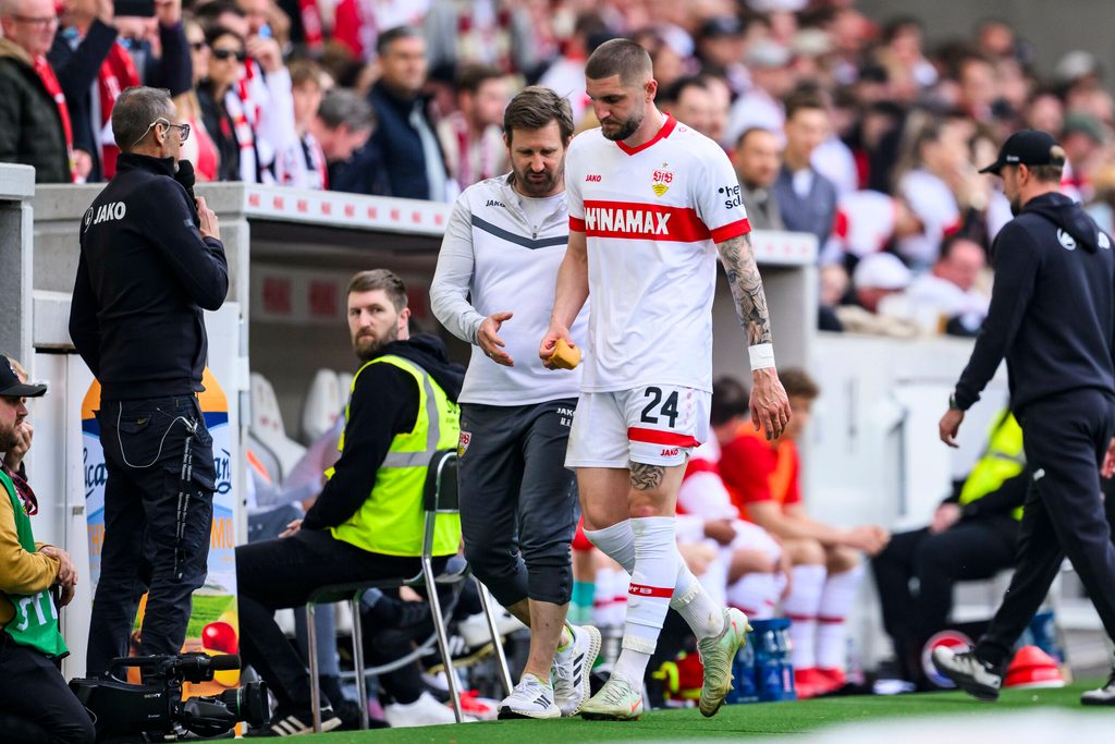 Jeff Chabot verlässt verletzt den Platz.
