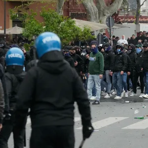 Vermummte Lazio-Fans stehen gegenüber von Polizisten