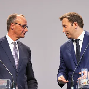 CDU-Chef Friedrich Merz (l.) und SPD-Chef Lars Klingbeil widersprechen sich bereits öffentlich.