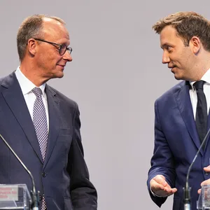 CDU-Chef Friedrich Merz (l.) und SPD-Chef Lars Klingbeil widersprechen sich bereits öffentlich.