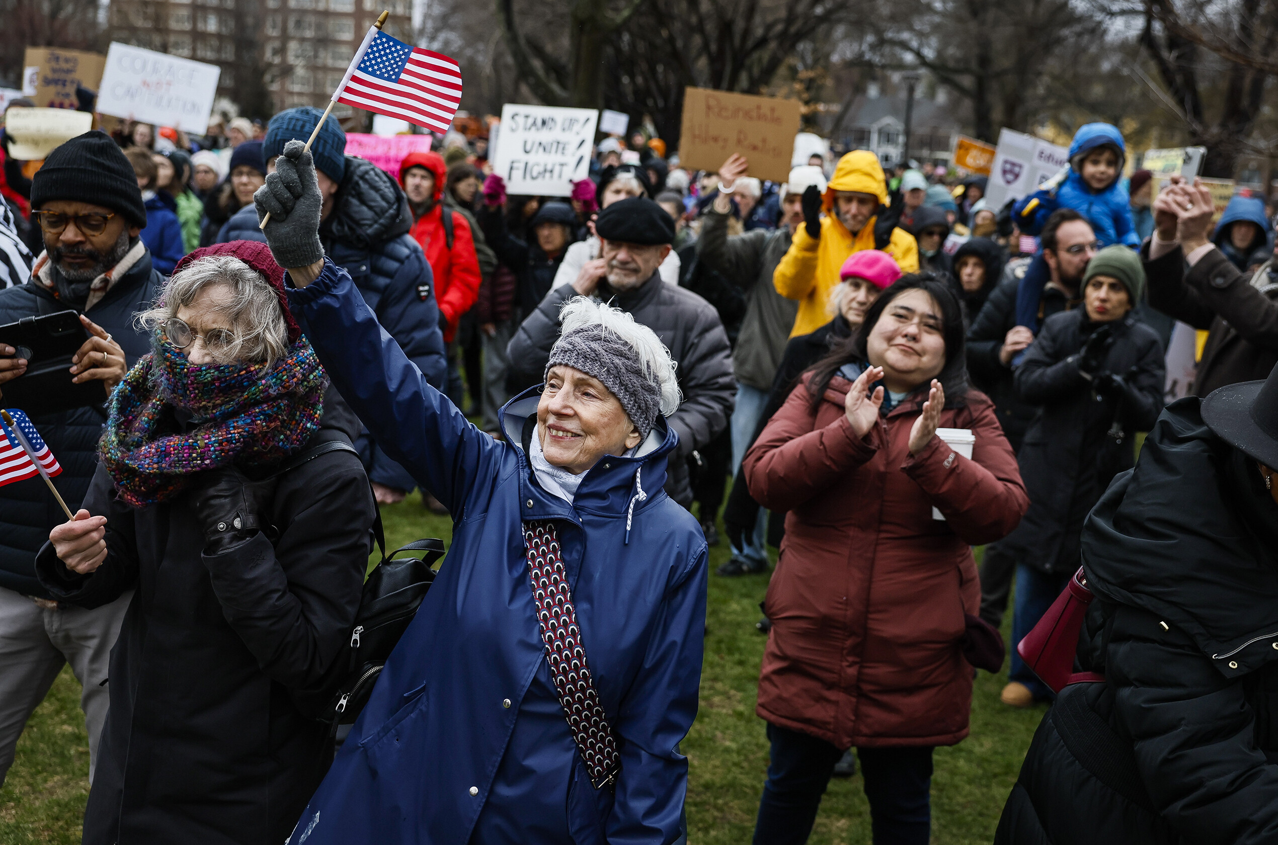 Hunderte von Demonstranten am Samstag, den 12. April 2025, auf dem Cambridge Common während einer Kundgebung in dem historischen Park in Cambridge, Massachusetts