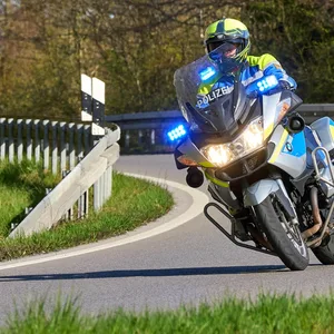 Motorradpolizist verfolgt rasenden BMW-Fahrer – im Auto finden die Beamten später Messer und Totschläger