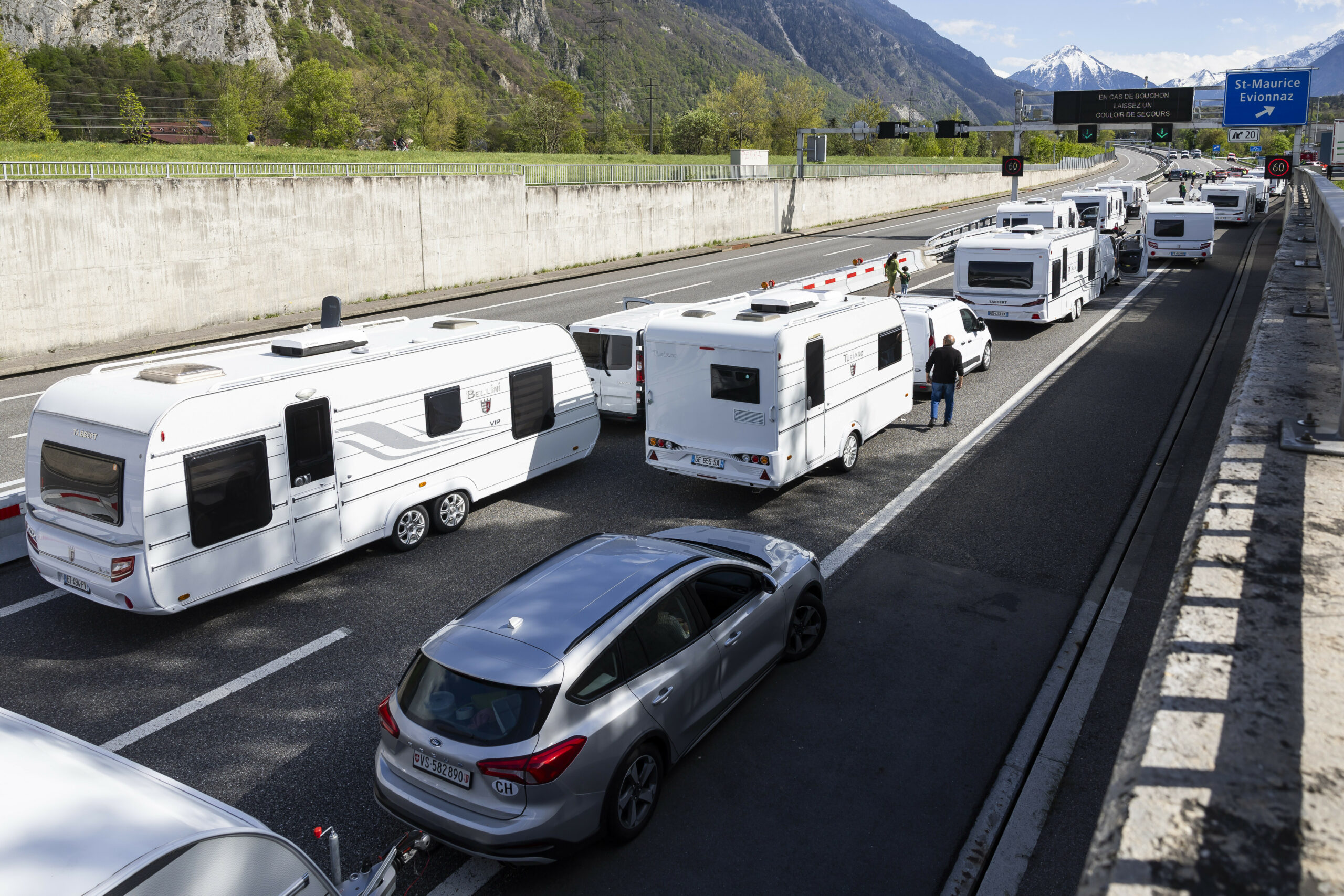 Die Polizei ließ die A9 sperren, um die Weiterfahrt der Wohnwagen zu verhindern.
