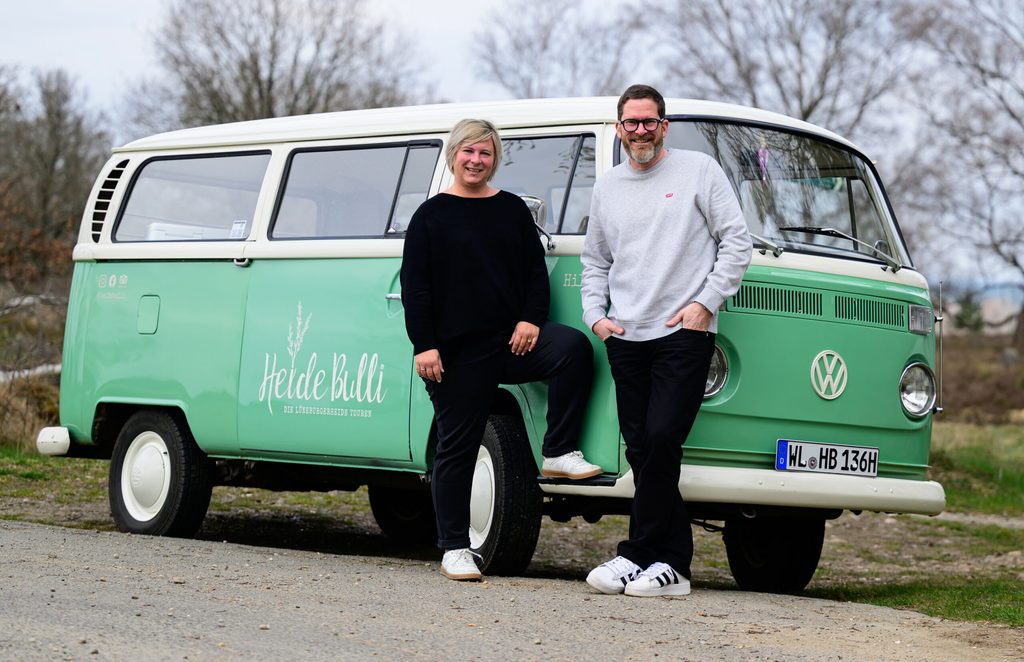 Antje und Arne Soetebier bieten Touren in Bullis entlang der Lüneburger Heide an.