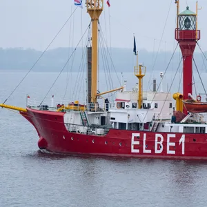 Rotes Schiff mit Aufschrift „Elbe 1“