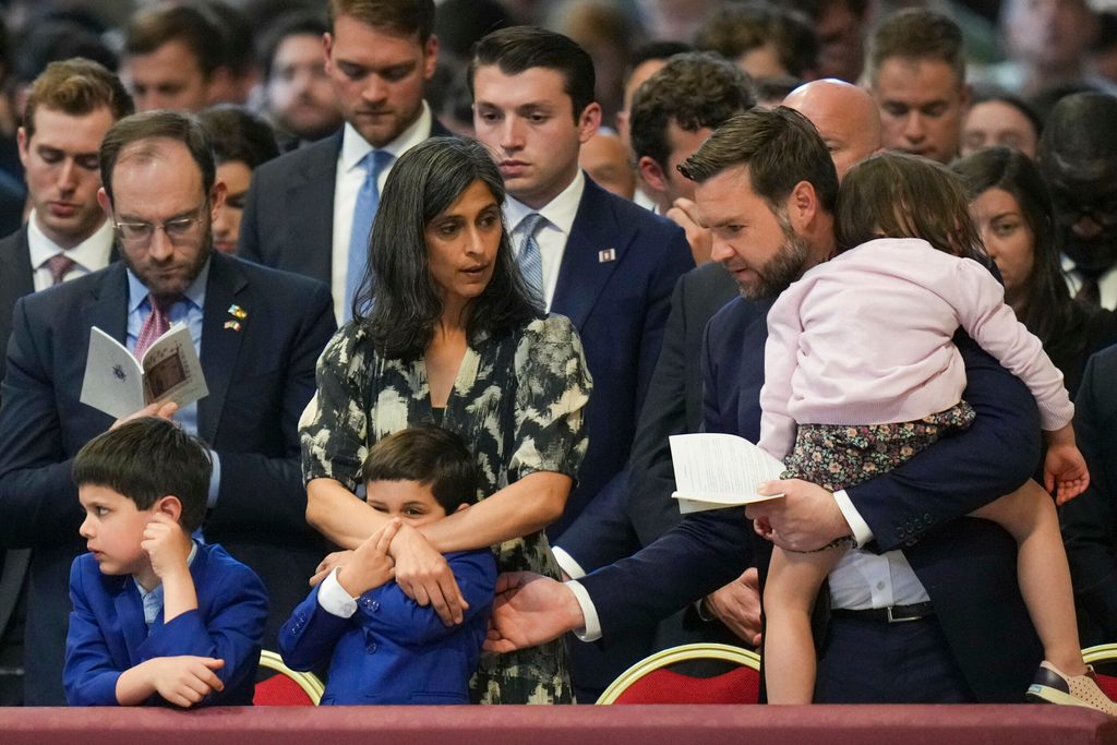 Familie stehend in einem Gottesdienst
