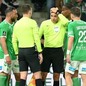 Spieler und Schiedsrichter stehen um Mehdi Rahmouni, der sich den Kopf hält
