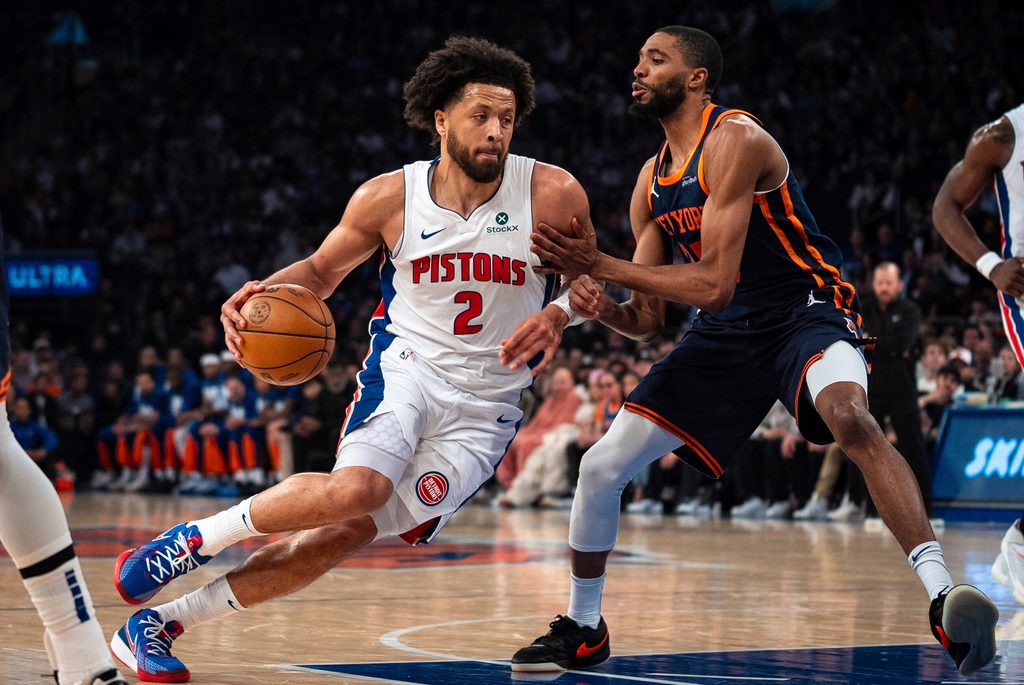 Cade Cunningham dribbelt an seinem Gegner vorbei