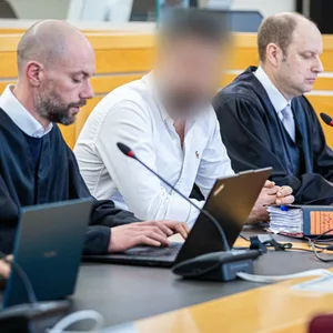 Der Angeklagte sitzt in einem Saal des Landgerichts Hannover.