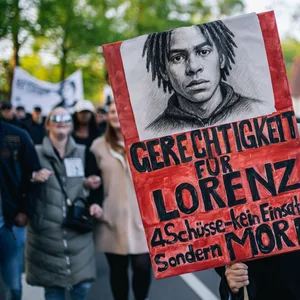 Demo mit Schild „Gerechtigkeit für Lorenz“
