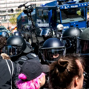Polizisten stehen Demonstranten gegenüber