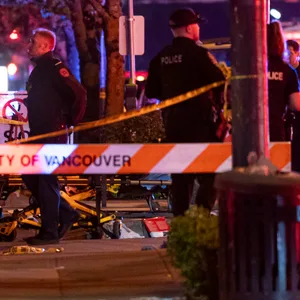 Ein Mann hat – anscheinend gezielt – seinen Wagen in eine Menschenmenge in Vancouver gesteuert.