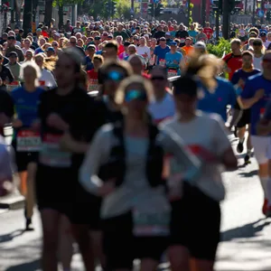 Mann bricht bewusstlos beim Marathon zusammen - Notarzt reanimiert ihn t